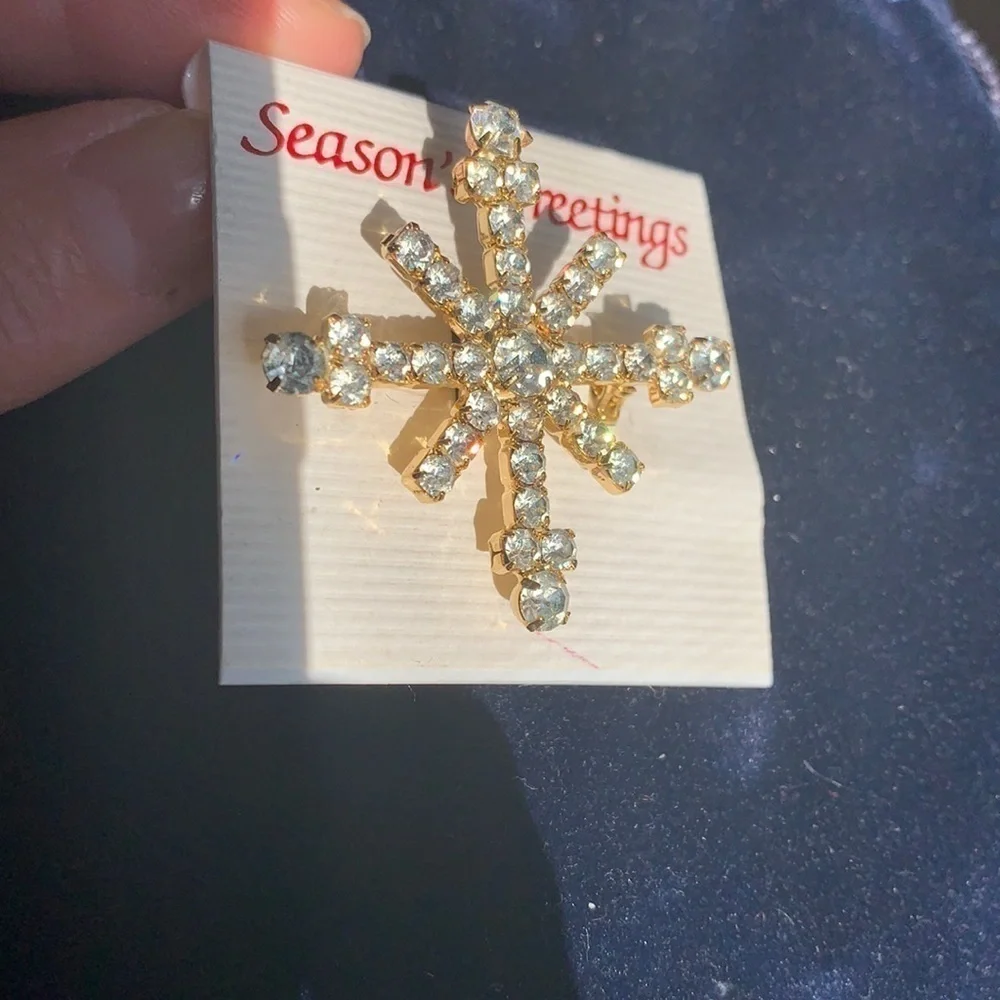 Vintage | NWT Snowflake Crystal White Rhinestones Gold tone Brooch Pin